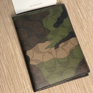 Sale 👌🏼 coach passport holder camouflage 😻